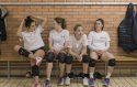 Tanya, Sophie, Lou et Laetitia après un match de volley-ball, vestiaire de la salle Henry-Dunant, club : Genève Volley